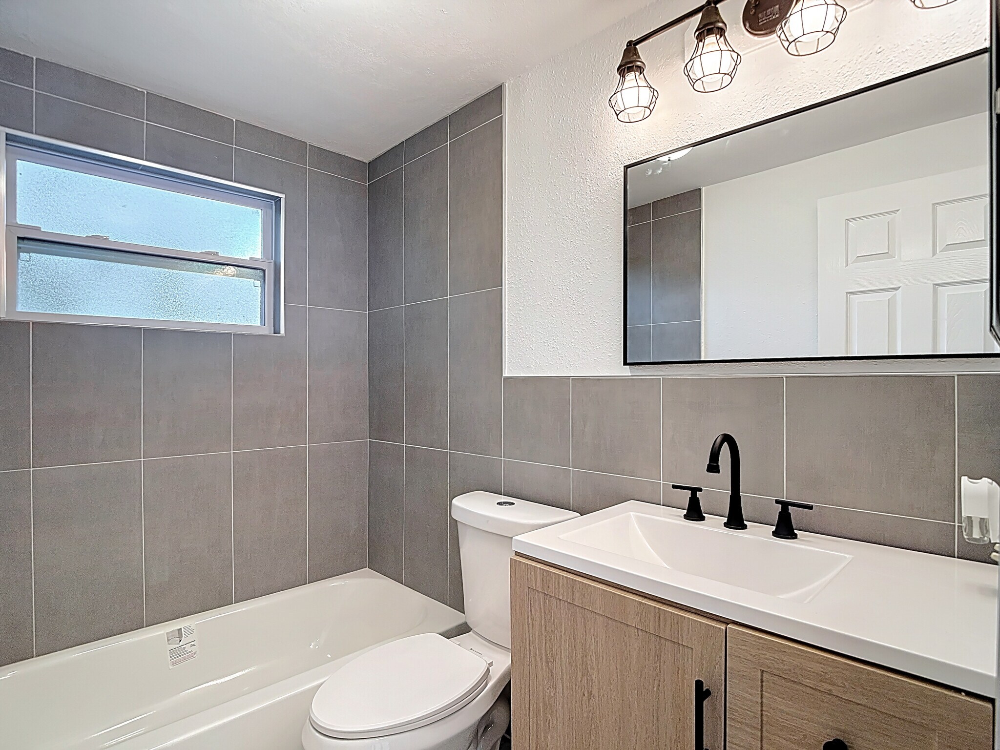 Building Photo - 5711 Pine St