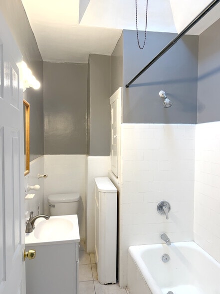 Building Photo - 2523 S 66th St