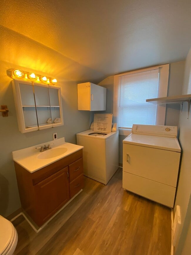 Building Photo - Adorable Cottage Style Home Near Reed College and Woodstock and Trader Joes.