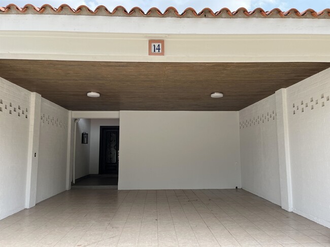 Building Photo - 1800 Country Club Dr