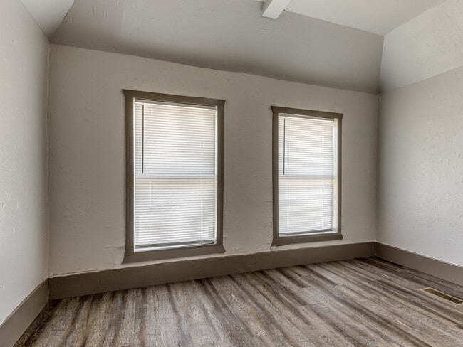 Building Photo - 145 N L Ave