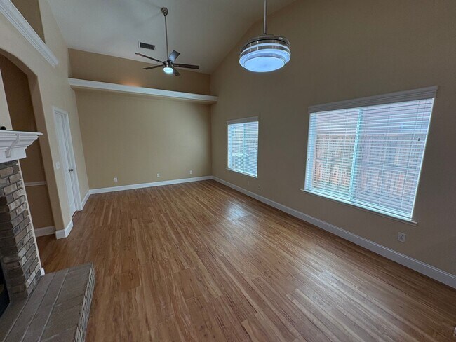 Building Photo - NW Visalia Available Now!