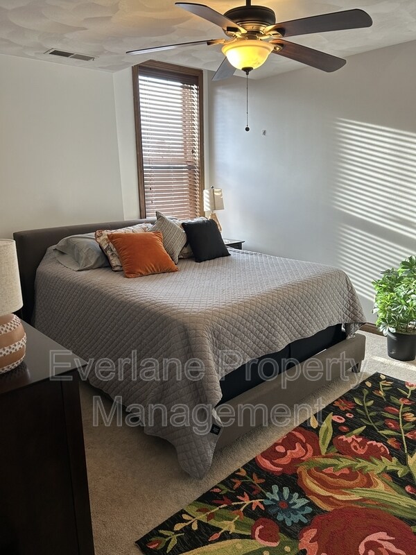 Building Photo - 65 E Cedar St