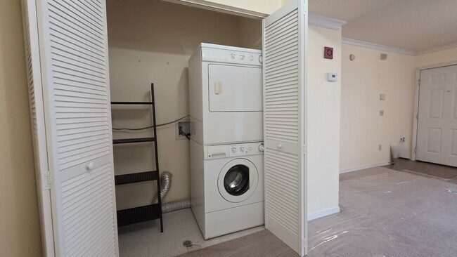 Building Photo - FOR RENT. 1 bedroom 1 bathroom condo first floor