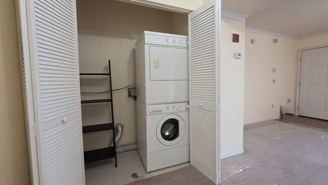 Building Photo - FOR RENT. 1 bedroom 1 bathroom condo first...