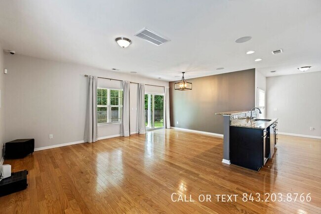 Building Photo - 158 Charlesfort Way