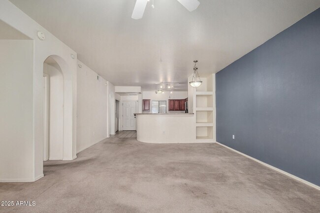 Building Photo - 920 E Devonshire Ave