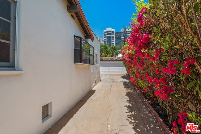 Building Photo - 10733 Wellworth Ave