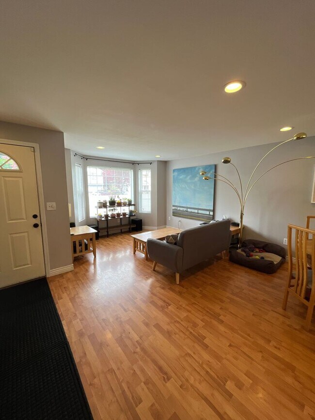 Building Photo - 3 Bedroom 2 Bath House on Cul-de-sac near Whatcom Falls Park