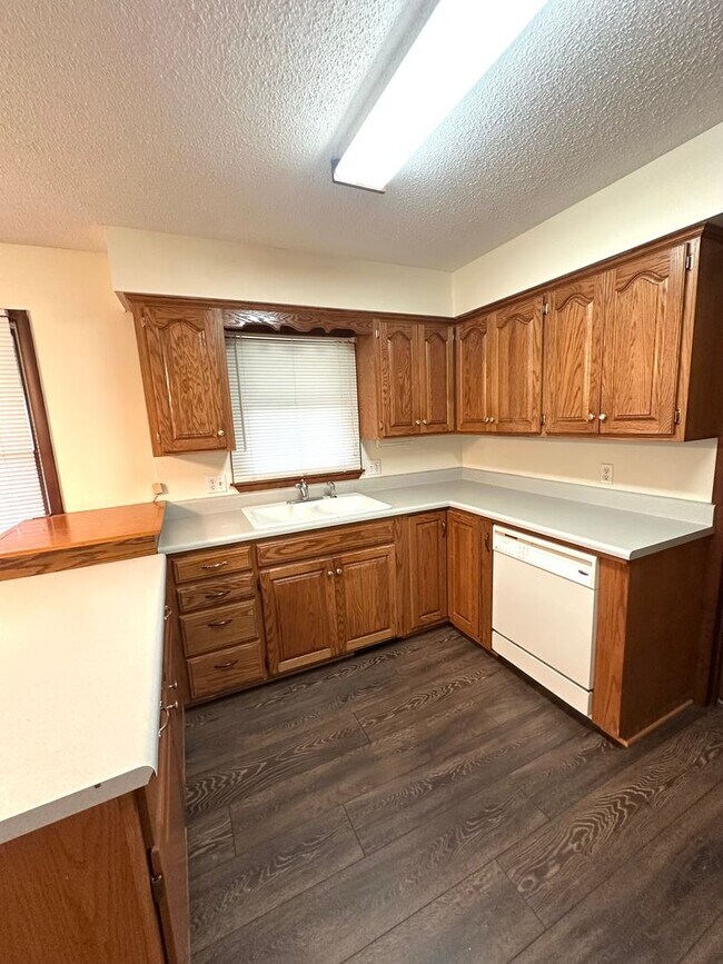 Building Photo - Welcome To Your Spacious Oasis!