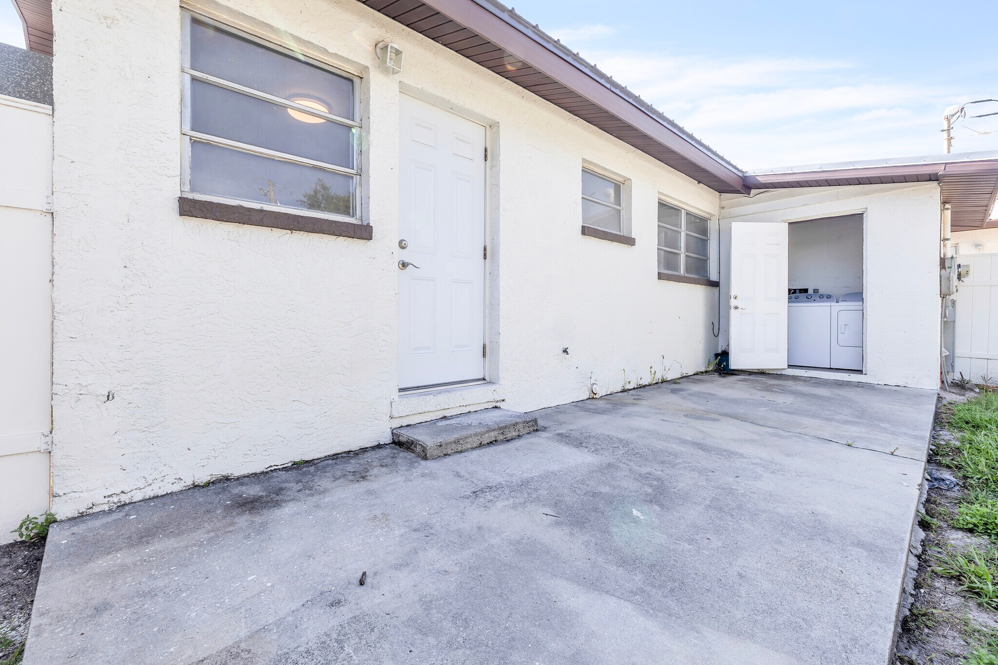 Building Photo - 313 N Arcadia Ave