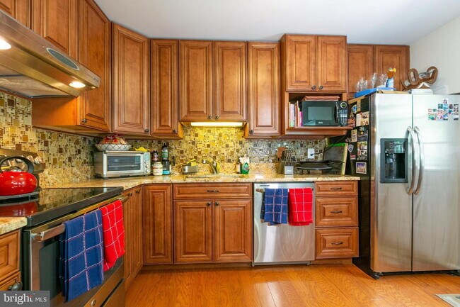 Building Photo - Stylish and Spacious Townhome with Open Floor Plan and Updated Kitchen