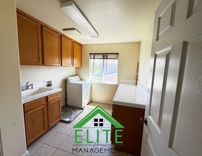 Building Photo - **Charming 4-Bed, 3-Bath Home in Prime Ros...