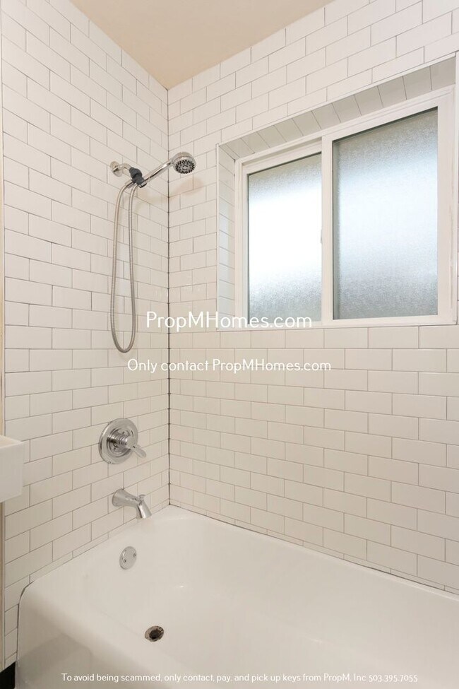 Building Photo - Move-In Special! Sleek 2BR in NE Portland ...