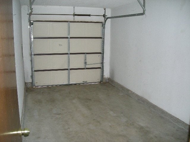 Building Photo - 718 Swan Lake Rd