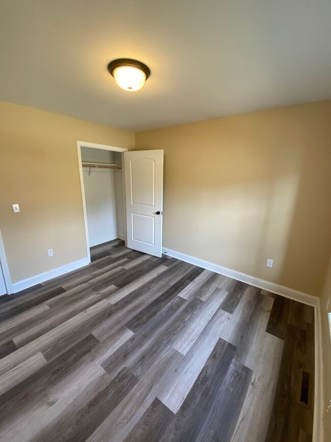 Building Photo - Luxurious 5 Bedroom Home in Woodridge Estates