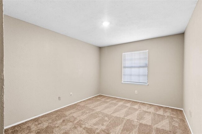 Building Photo - 17622 Autumn Hills Dr