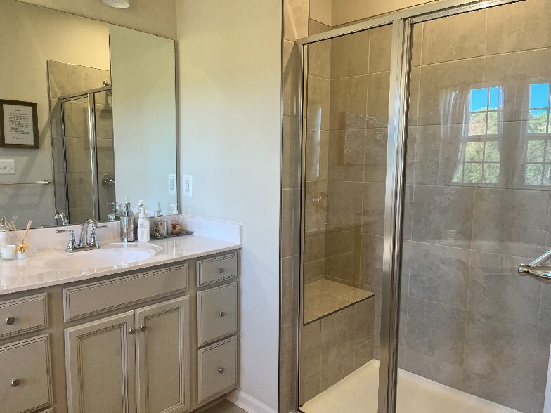 Building Photo - 7977 Independence Dr