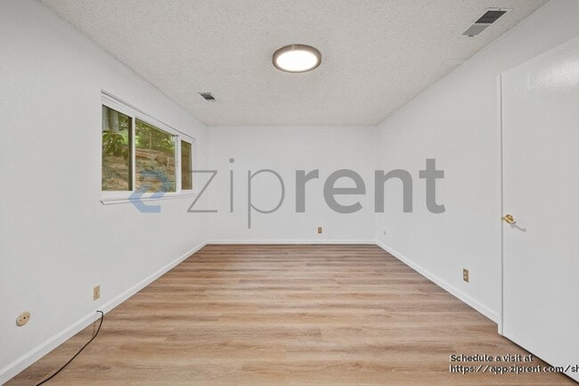 Building Photo - 60 Deerhaven Pl