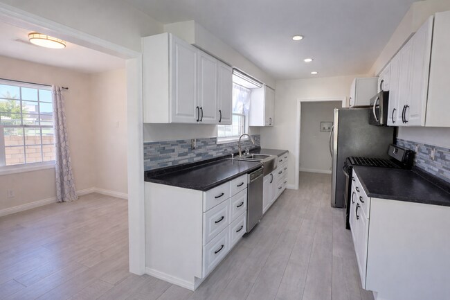 Building Photo - Beautiful 4 bed 3 bathroom