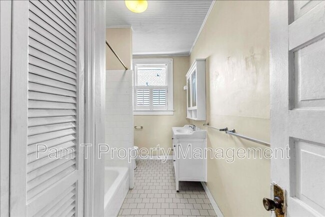Building Photo - 214 E 48th St