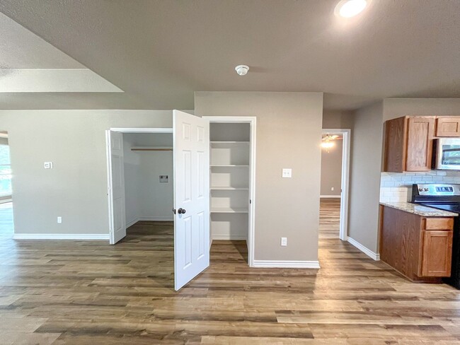 Building Photo - 1617 Pontotoc Trce
