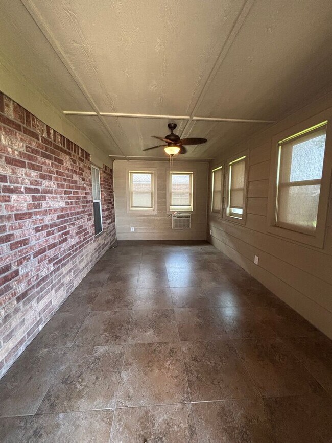 Building Photo - Awesome 3 bed/2bath/2 car Split floor plan in Southfork III!