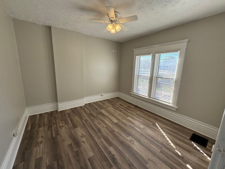 primary bedroom - 1210 Dennison Ave