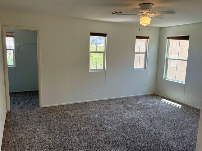 Building Photo - 2 Story detached home 3 bedrooms 2.5 bathrooms 2 car garage