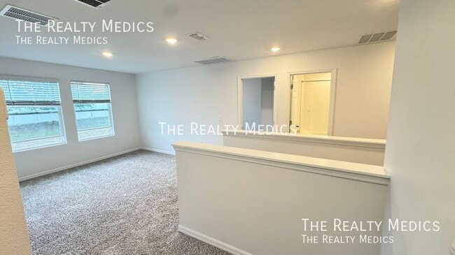Building Photo - 2401 White Tail St