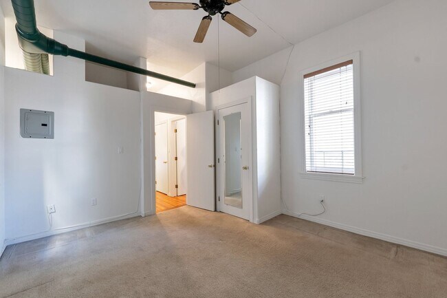 Building Photo - Beautiful Row Home Style Condo Central Den...