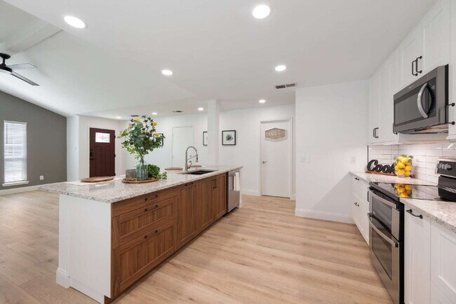 Building Photo - Charming Modern Home with Chef’s Kitchen & Spacious Outdoor Living