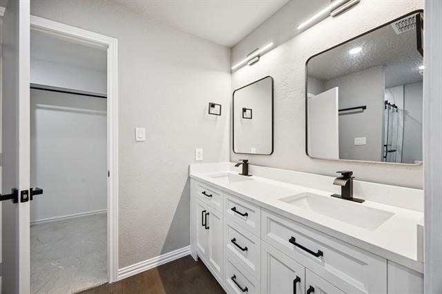 Building Photo - 10 Chisholm Trail