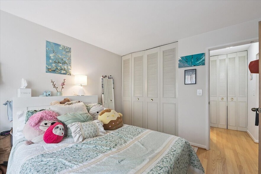 Building Photo - 420 W Aldine Ave