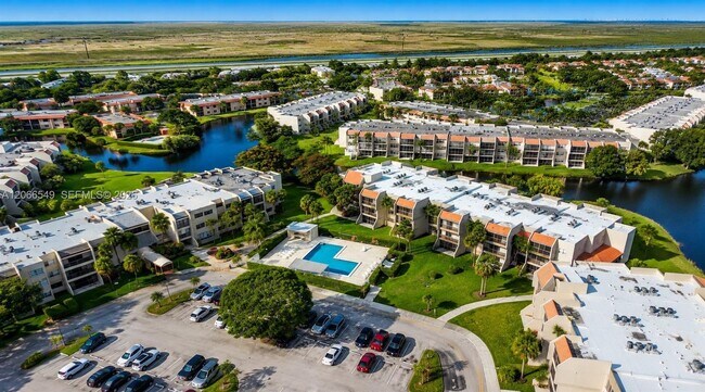 Building Photo - 220 Lakeview Dr