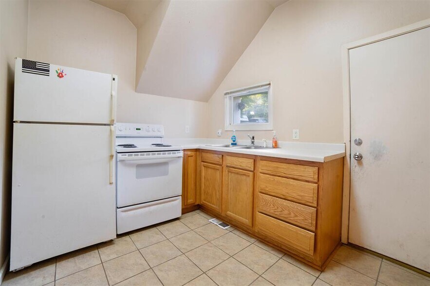 Building Photo - 325 E 8th St