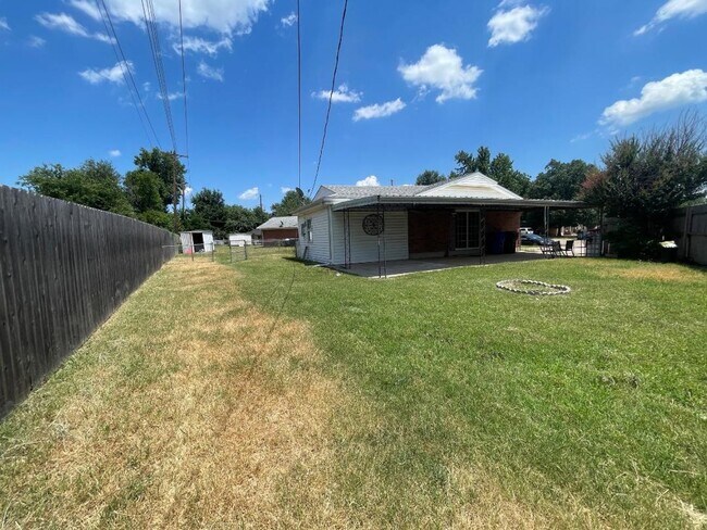Building Photo - Adorable 4 Bedroom Home For Lease