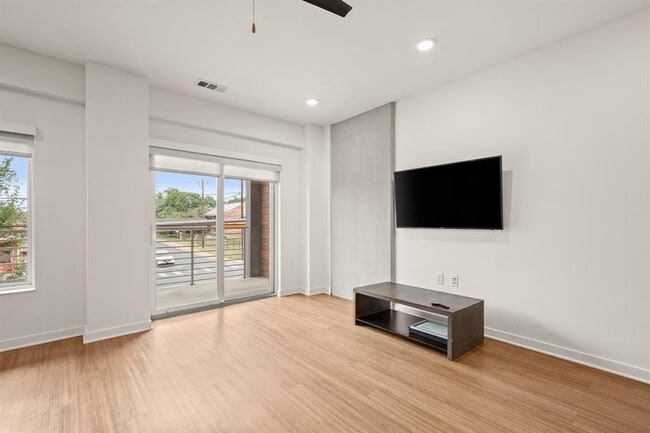 Building Photo - 4361 S Congress Ave