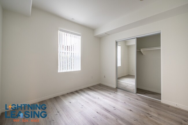 Building Photo - Spacious and stylish two-bedroom with priv...