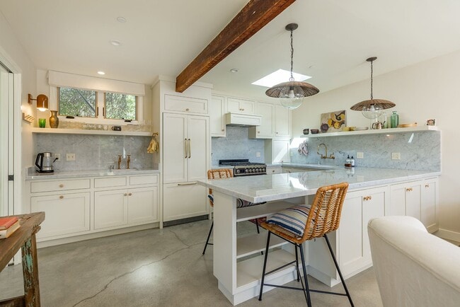 Building Photo - Downtown bungalow