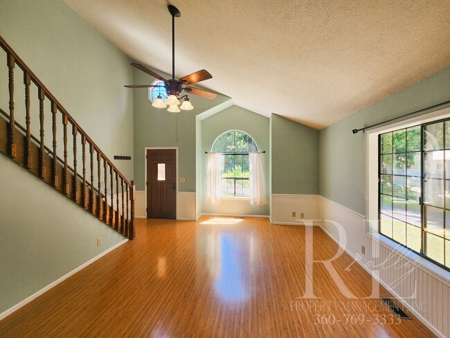 Building Photo - Ridgetop Home in Quiet Neighborhood
