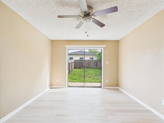 Building Photo - 913 Mayfield Dr