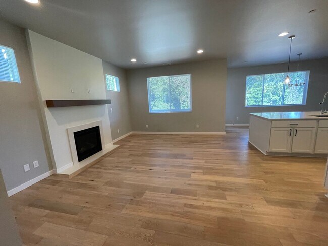 Building Photo - Like New 2022 Built 5 bedroom home