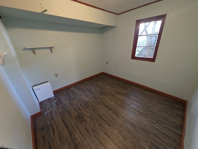 Building Photo - Available Now in Navy Yard City! New Floors & Paint! Tons of Space & Storage.