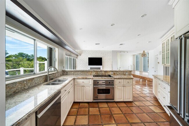 Building Photo - 2120 S Bayshore Dr