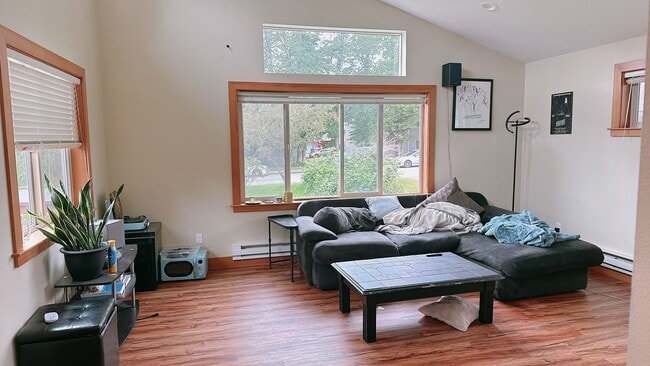 Building Photo - PRELEASING: 3 bdrm/1.5 bath house near WWU + Fairhaven
