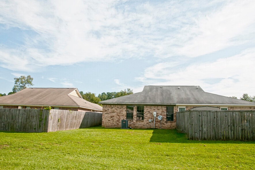 Spacious backyard area, maintained by HOA. - 409 Erskine St