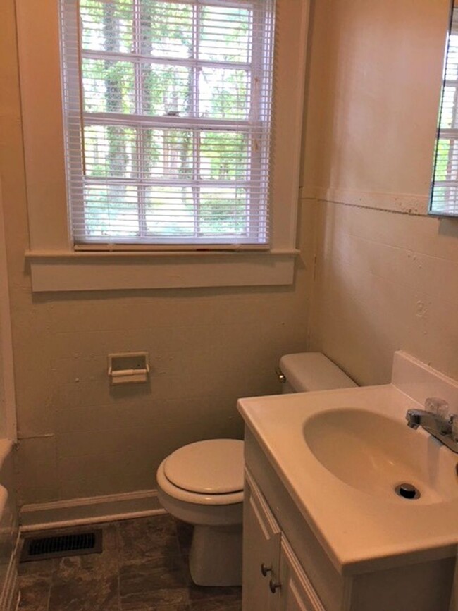 Building Photo - Move-in Ready NOW! Freshly updated, great ...