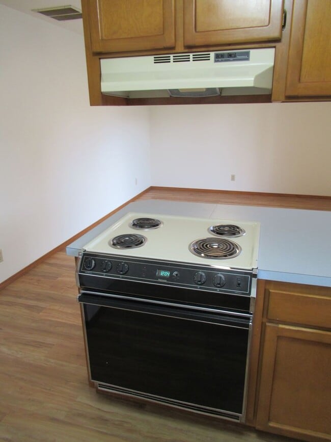 Building Photo - Large Three Bedroom in South Salem!