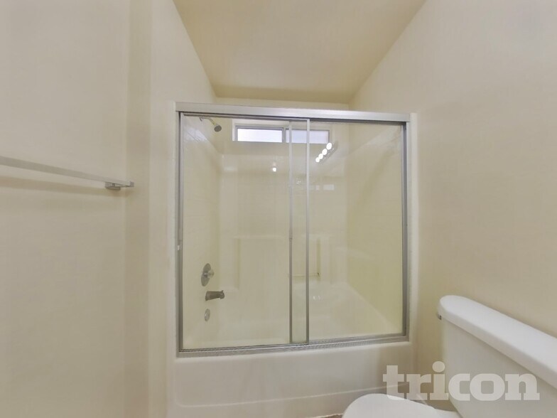 Building Photo - 715 Lotz Way